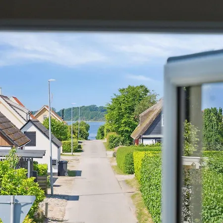 Beautiful Yellow Country By The Water * Millinge