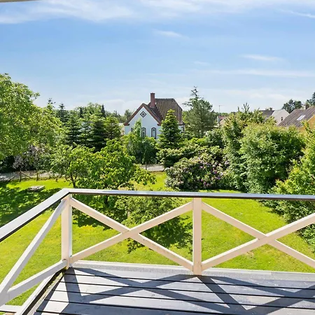 Villa Beautiful Yellow Country By The Water