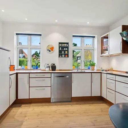 Villa Beautiful Yellow Country By The Water Millinge