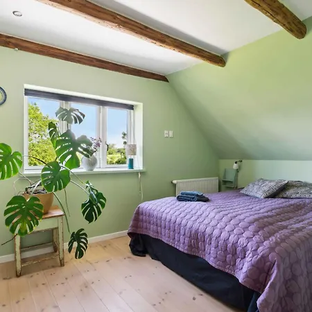 Beautiful Yellow Country By The Water Vila