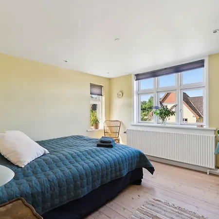 Beautiful Yellow Country By The Water Vila Millinge