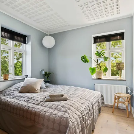 Beautiful Yellow Country By The Water Villa *