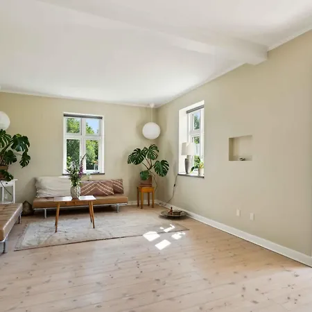 Villa Beautiful Yellow Country By The Water *