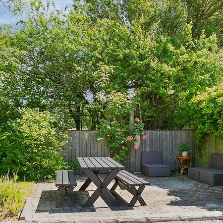 Beautiful Yellow Country By The Water Vila