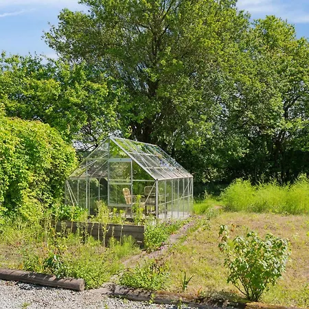 Vila Beautiful Yellow Country By The Water Millinge