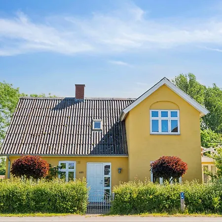 Villa Beautiful Yellow Country By The Water Millinge