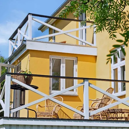 Beautiful Yellow Country By The Water * Millinge