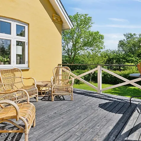 Vila Beautiful Yellow Country By The Water Millinge