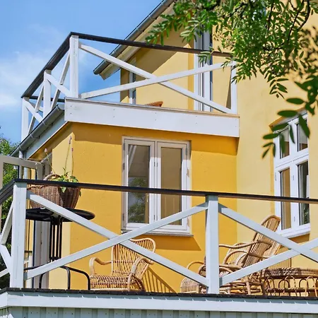 Beautiful Yellow Country By The Water Vila *