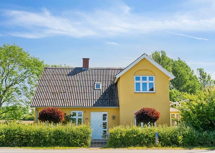 Villa Beautiful Yellow Country By The Water Millinge