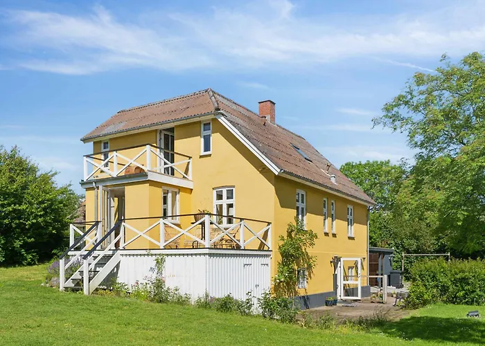 Beautiful Yellow Country By The Water Villa *