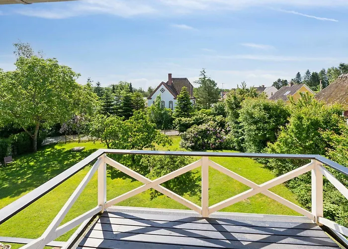 Villa Beautiful Yellow Country By The Water *