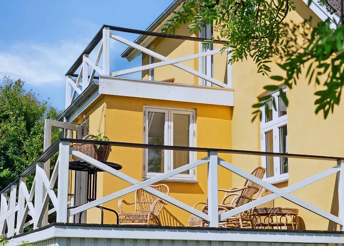 Beautiful Yellow Country By The Water * Millinge