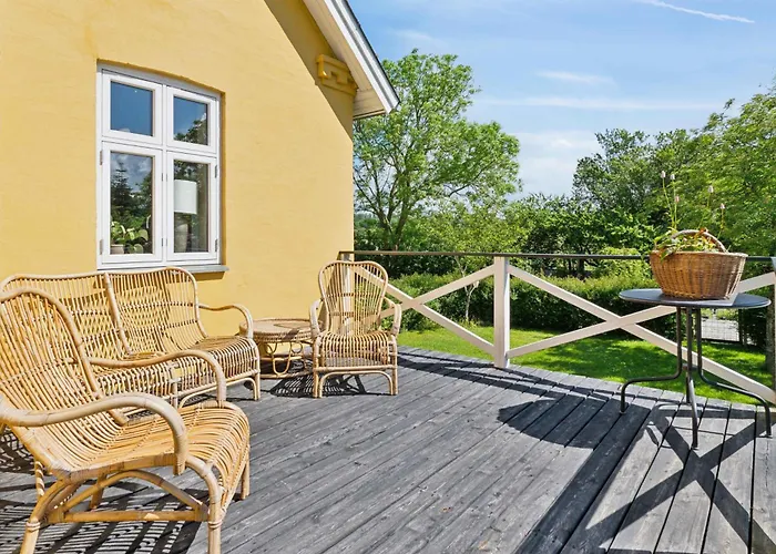 Villa Beautiful Yellow Country By The Water Millinge