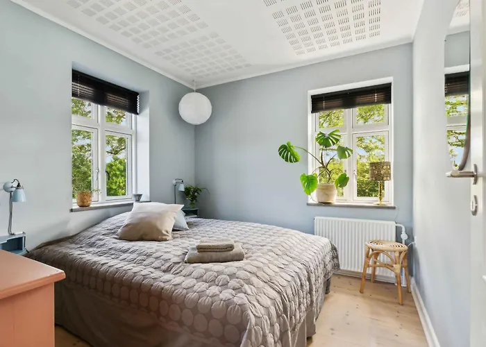 Villa Beautiful Yellow Country By The Water Millinge