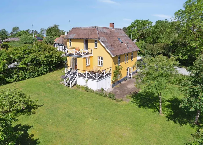 Villa Beautiful Yellow Country By The Water Millinge